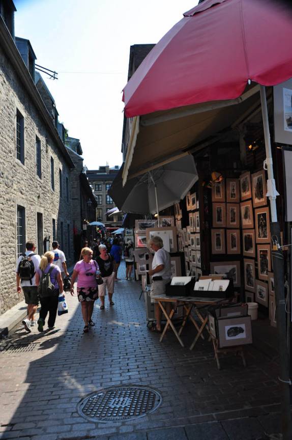Caminhando pelas charmosas ruas centrais de Montreal, no Canadá